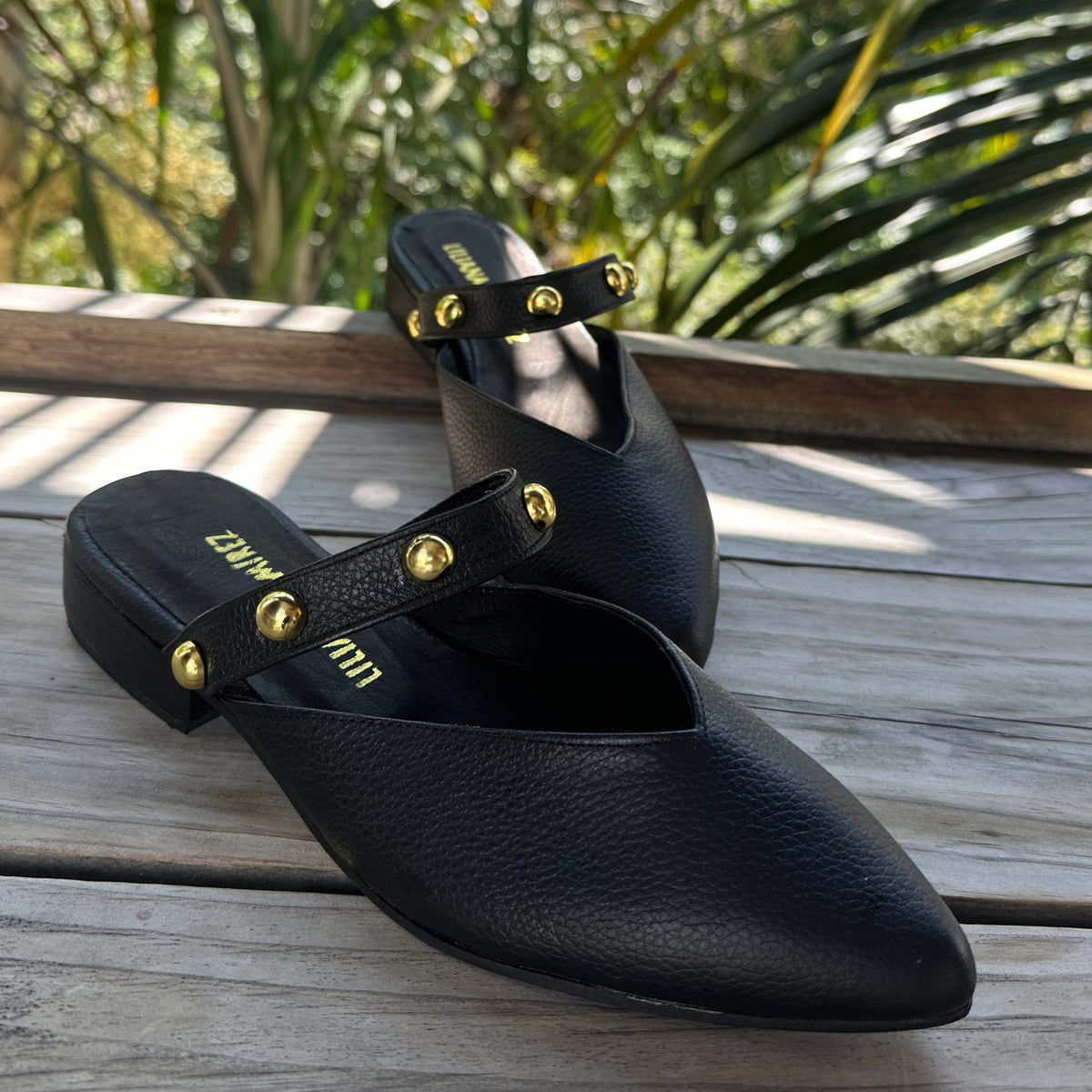 Zueco Verona Negro · Mule en cuero con tira de taches dorados | Liliana Ramírez Calzado