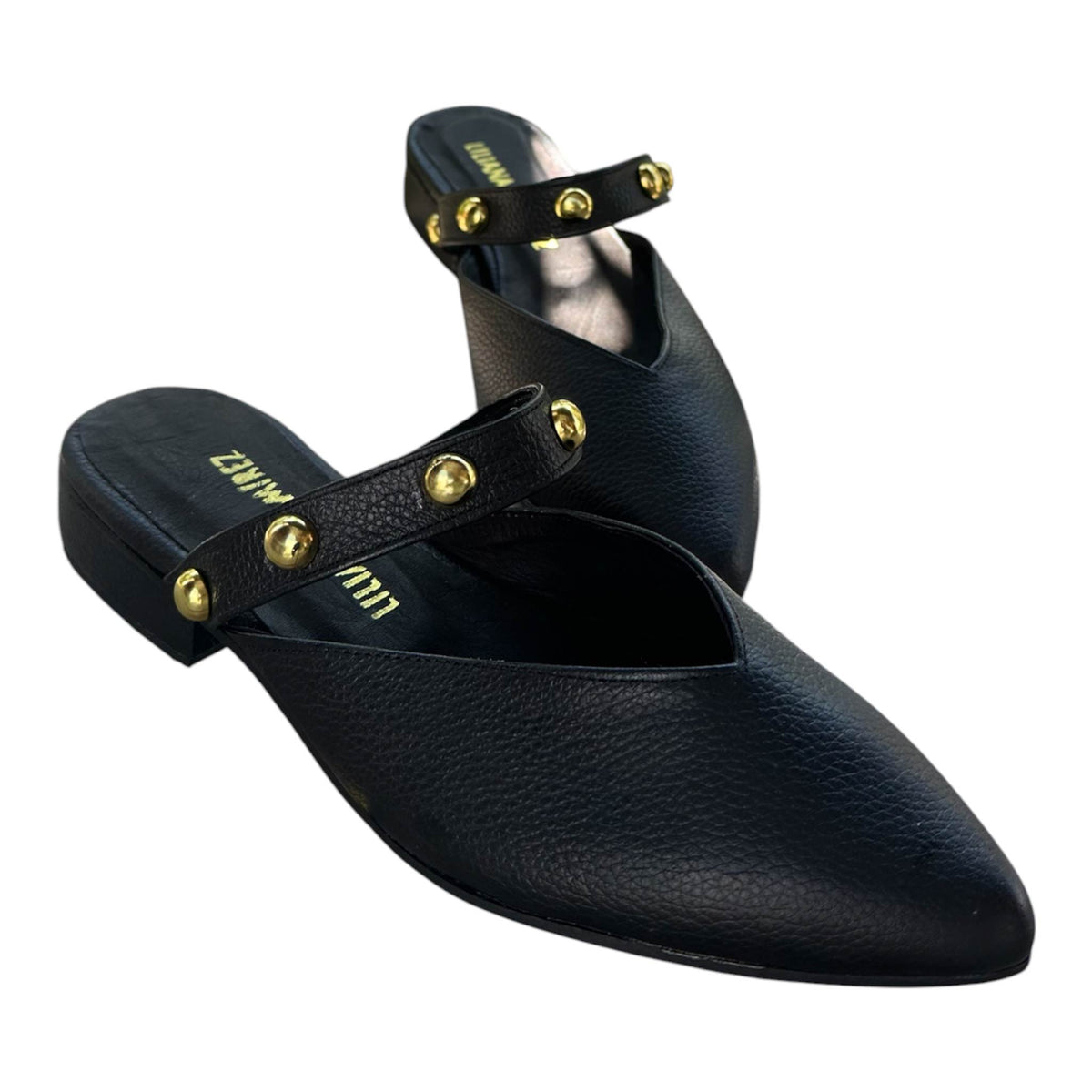 Zueco Verona Negro · Mule en cuero con tira de taches dorados | Liliana Ramírez Calzado