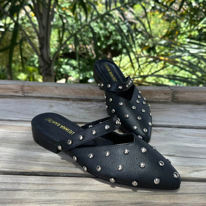 Zueco Ámbar Taches Negro · Mule en cuero con taches dorados | Liliana Ramírez Calzado