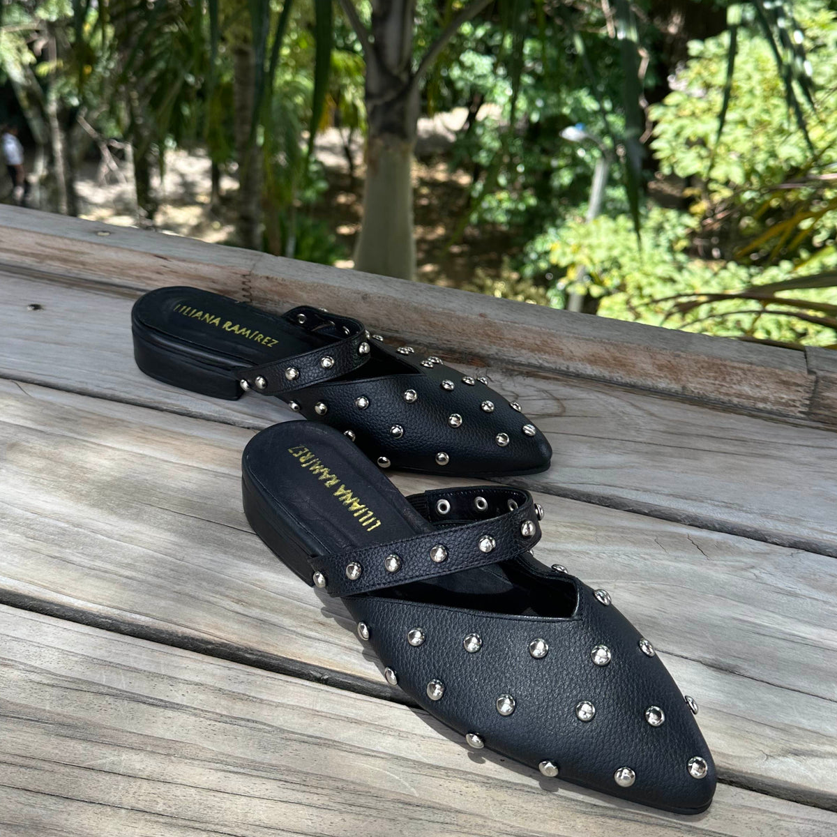 Zueco Ámbar Taches Negro · Mule en cuero con taches dorados | Liliana Ramírez Calzado
