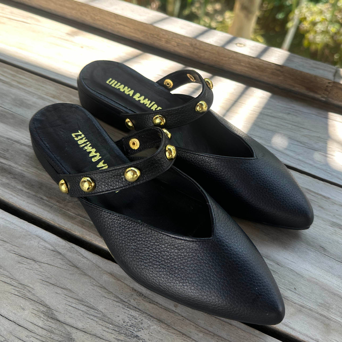 Zueco Verona Negro · Mule en cuero con tira de taches dorados | Liliana Ramírez Calzado