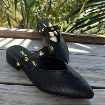 Zueco Verona Negro · Mule en cuero con tira de taches dorados | Liliana Ramírez Calzado